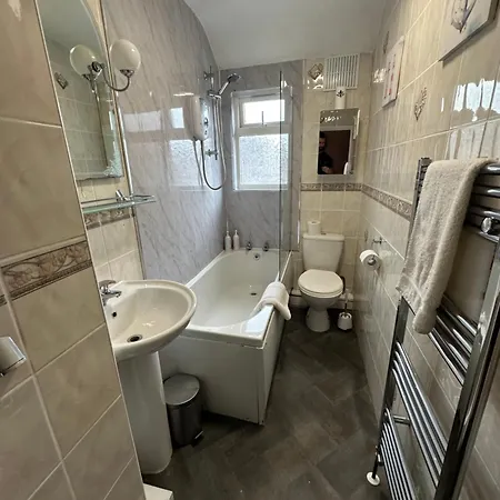 Spacious Stylish Будинок відпочинку *