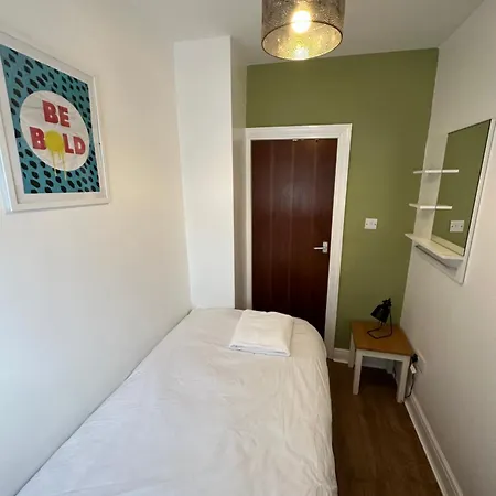 Spacious Stylish Будинок відпочинку *